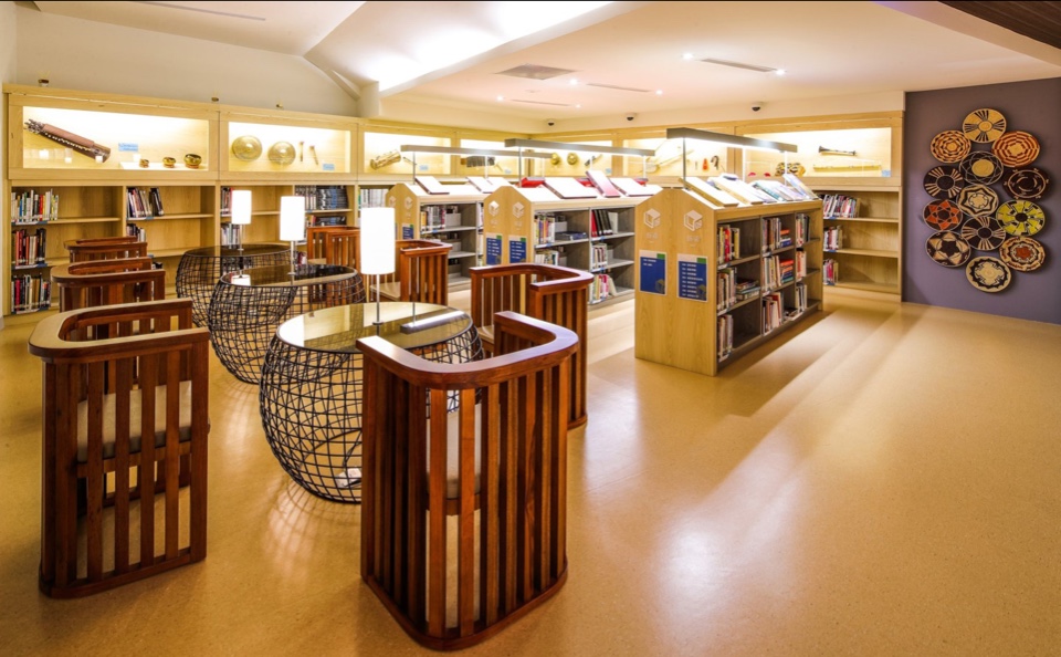 圖書館一樓多元文化閱覽區-東南亞樂器展示　桃園市立圖書館龍潭分館暨鄧雨賢台灣音樂紀念館／關惠尤建築師事務所