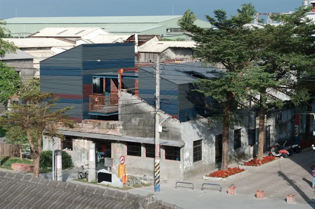 過去的竹田，是客家人屯稻米的地方，因此竹田也被稱為稻米之鄉。搭乘火車來到竹田火車站，這是一座1939年日治時期建造且保留下來，登記為歷史建築的木造火車站。位在車站正對面的「大和頓物所」，原先是一個空了四十年的德興碾米廠，由「大和」與「丁尺建築師事務所」黃卓仁建築師、「力口建築」利培安設計師共同合作，將老屋改造再生為咖啡館