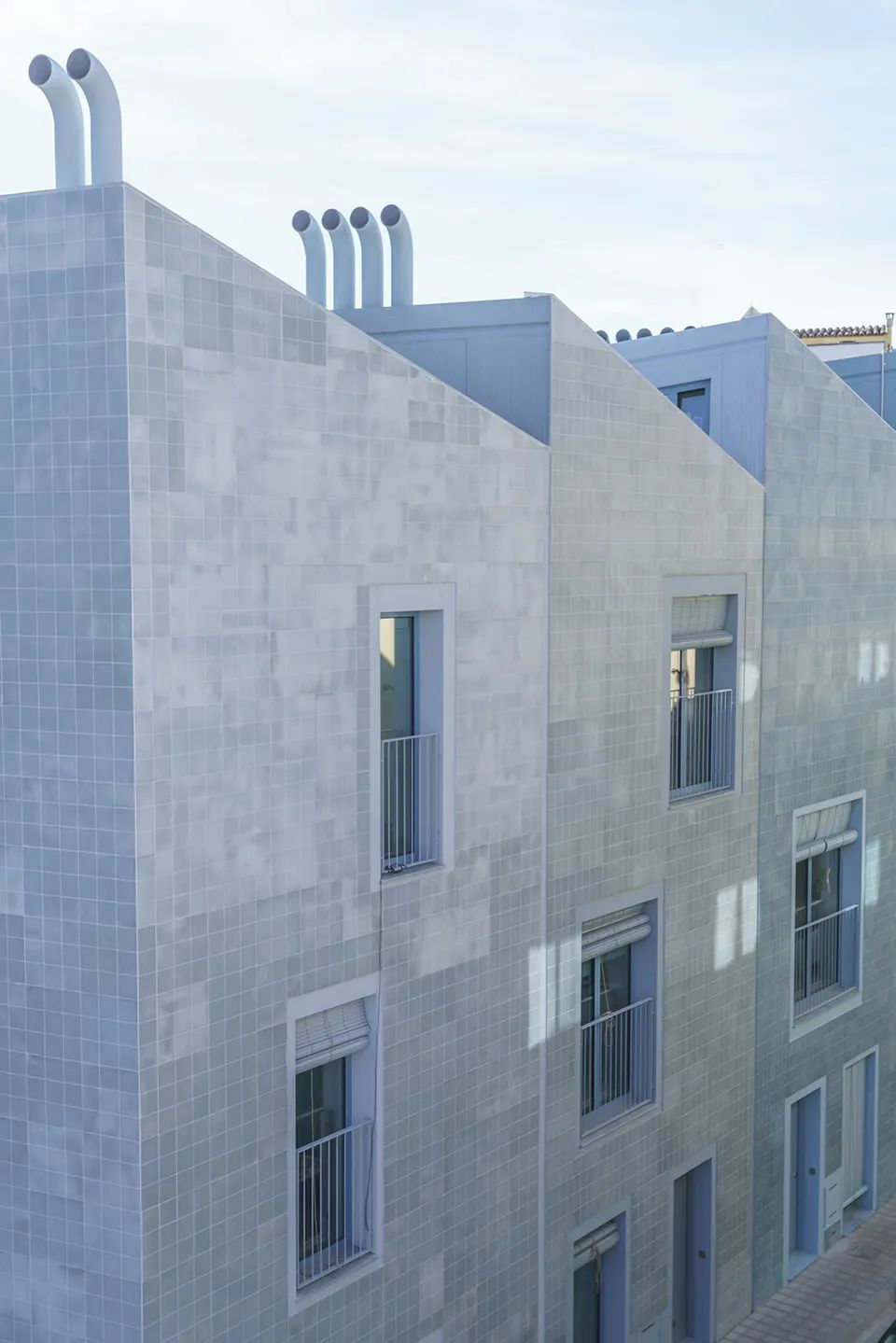Las Fabri-Casas的藍色瓷磚外立面 西班牙Project Gomila一期/MVRDV+GRAS Reynés Arquitectos