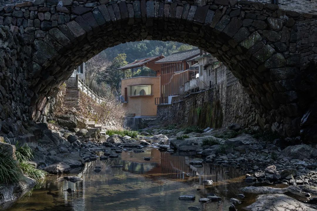 透過橋洞看餐廳 奉化棲霞坑發電站改造的溪邊餐廳/尌林建築設計事務所
