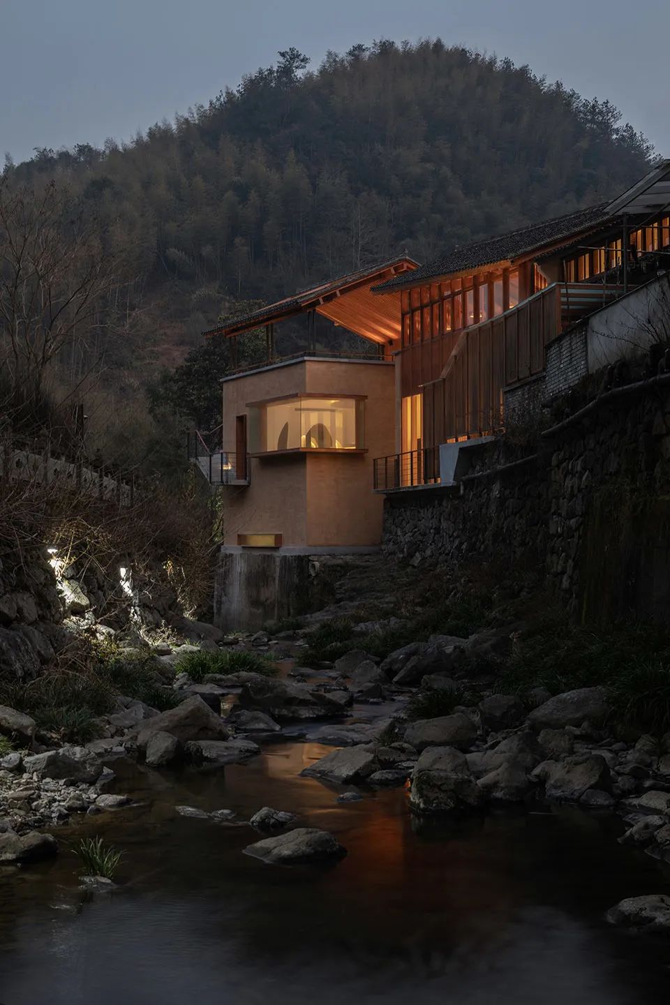 架在溪流邊的餐廳 奉化棲霞坑發電站改造的溪邊餐廳／尌林建築設計事務所