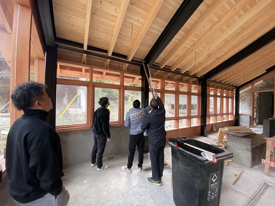 施工現場溝通 奉化棲霞坑發電站改造的溪邊餐廳／尌林建築設計事務所