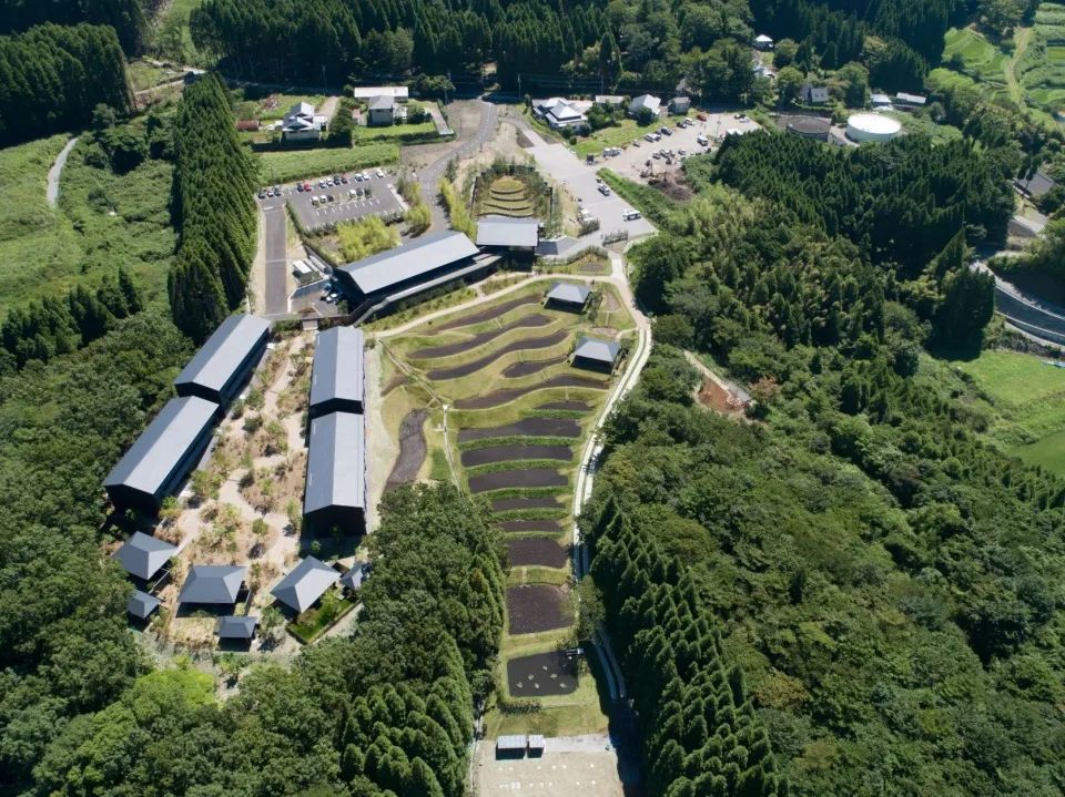 日本星野集團旗下「界」品牌最新力作為「界 由布院」，座落於九州由布院並可眺望由布岳（位於日本由布市的活火山）的地理位置，廣闊梯田的「梯田觀景台」為一大特色，讓旅人在觀賞美景同時還能享受泡湯的樂趣