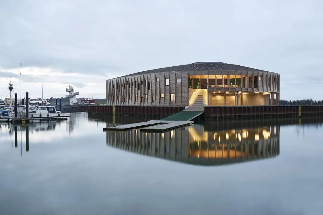 Esbjerg Maritime Center海事中心宛如丹麥海岸的一盞木構燈籠