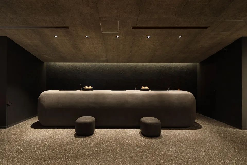 爐灶風格的接待櫃臺　星野集團 界 由布院 溫泉旅館Hoshino KAI Yufuin／Kengo Kuma 隈研吾