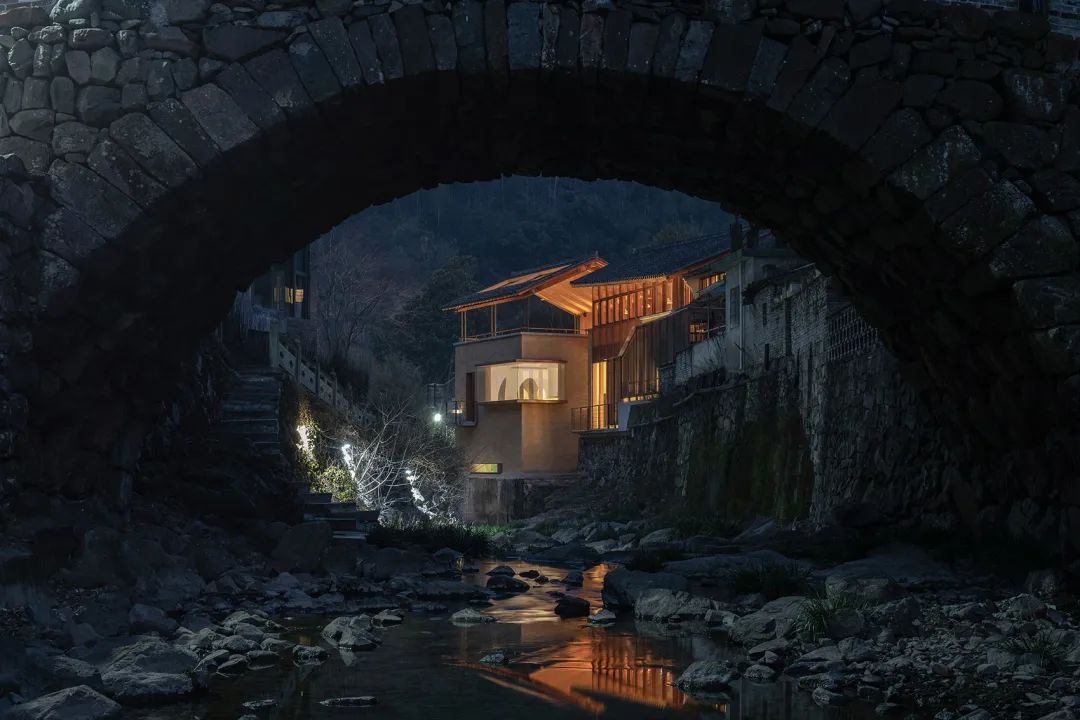 透過古橋洞望向餐廳酒吧 奉化棲霞坑發電站改造的溪邊餐廳／尌林建築設計事務所