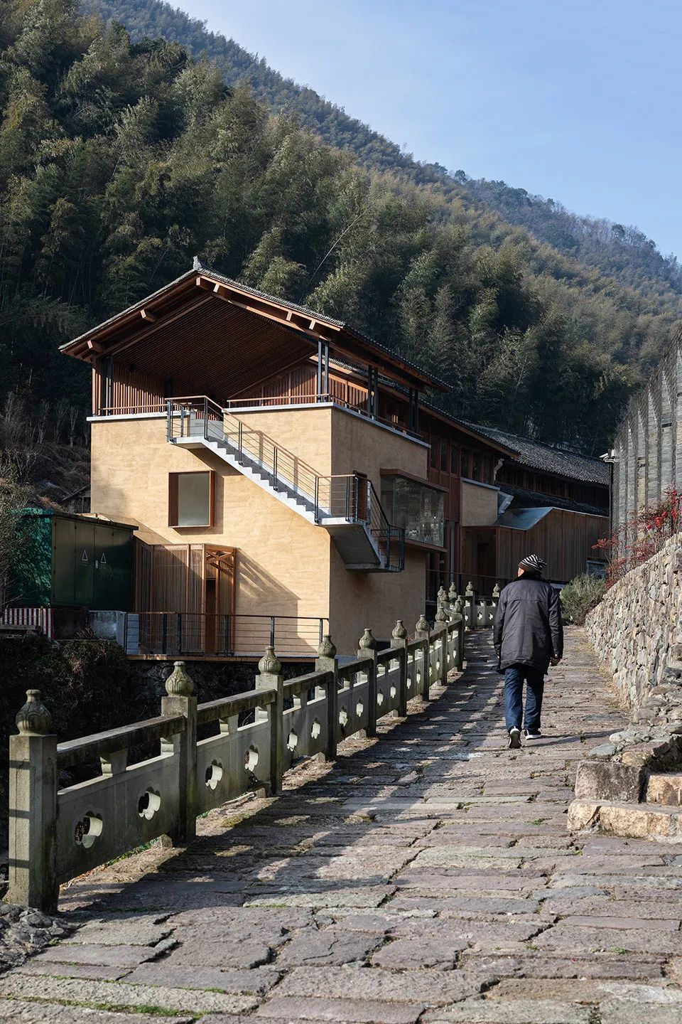 從溪流對岸j望向餐廳酒吧 奉化棲霞坑發電站改造的溪邊餐廳／尌林建築設計事務所
