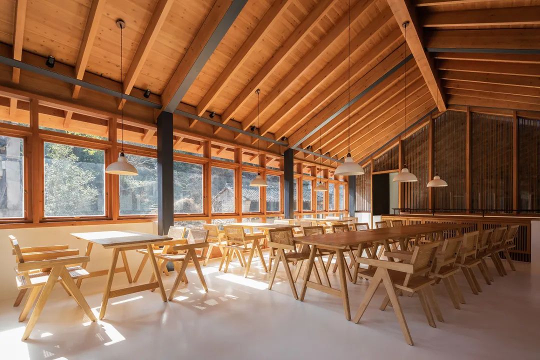 陽光灑入餐廳 奉化棲霞坑發電站改造的溪邊餐廳／尌林建築設計事務所