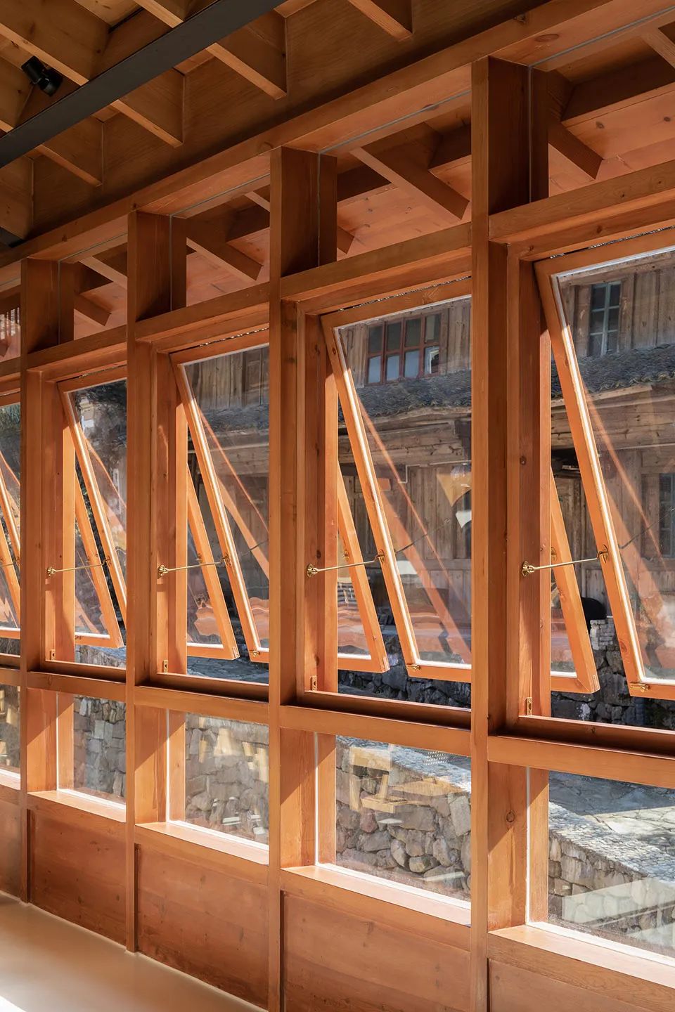 餐廳的木框窗戶 奉化棲霞坑發電站改造的溪邊餐廳／尌林建築設計事務所