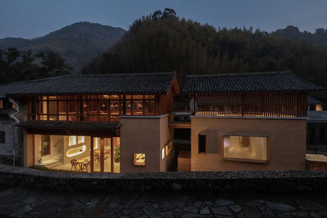 相互連接的三棟建築 奉化棲霞坑發電站改造的溪邊餐廳／尌林建築設計事務所