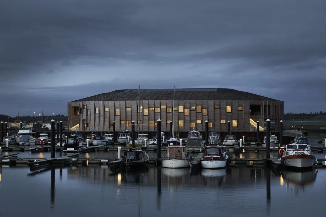 Maritimt Center是位於埃斯比約港北部的人工島Esbjerg Strand上的第一座建築