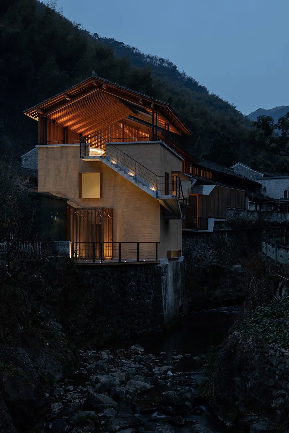 改造後的發電站 奉化棲霞坑發電站改造的溪邊餐廳／尌林建築設計事務所