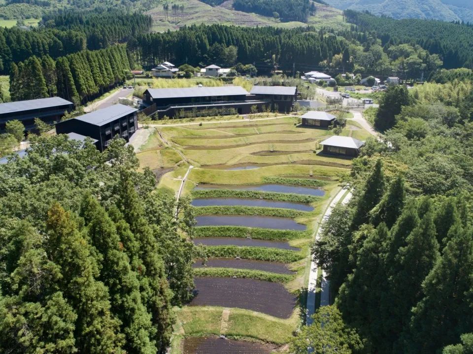 「界 由布院」位於可眺望「由布岳」的地理位置，彷彿與世隔絕隱密寂靜，梯田絕景風光為其特色