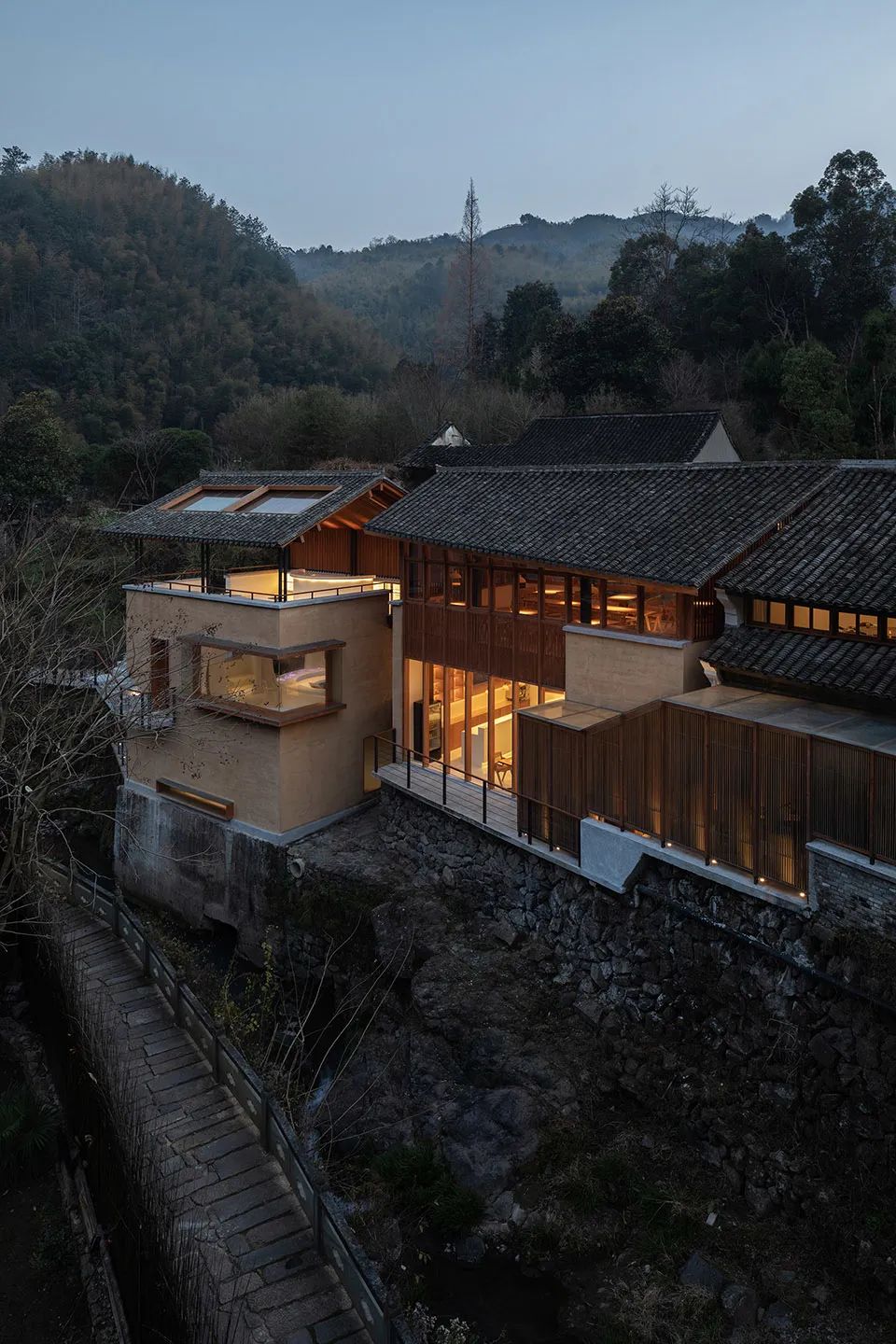 緊鄰村道的餐廳酒吧 奉化棲霞坑發電站改造的溪邊餐廳／尌林建築設計事務所