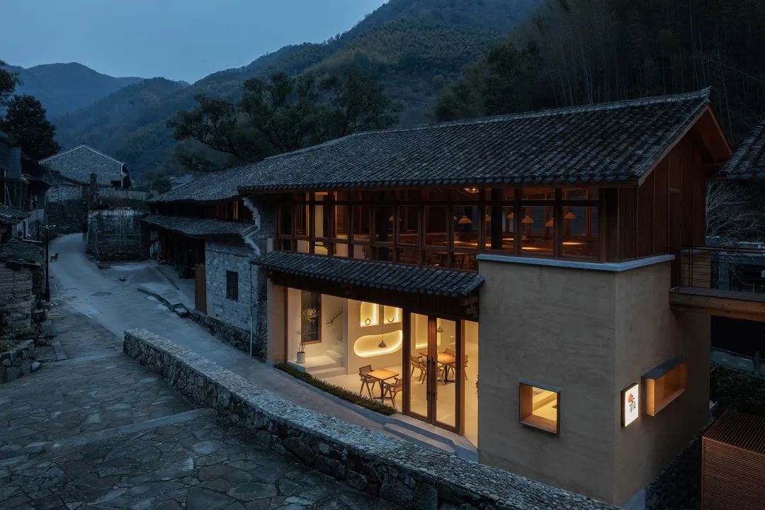 清晨的餐廳 奉化棲霞坑發電站改造的溪邊餐廳/尌林建築設計事務所