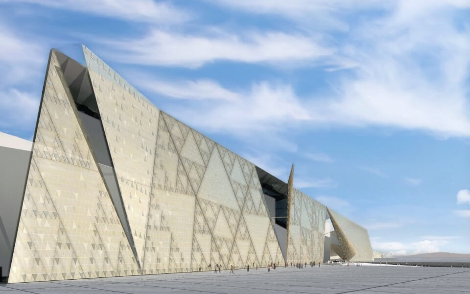 自從總部位於都柏林的Heneghan Peng建築師事務所在2003年贏得埃及政府舉辦的競賽以來，經過20年的努力，大埃及博物館（GEM）幾乎已經準備好要開門