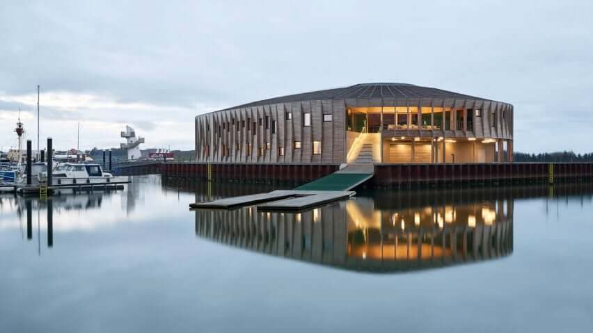 環形木構的埃斯比約海事中心（ Esbjerg Maritime Center）位於丹麥埃斯比約一個人工島上，向丹麥海港城市的海事傳統敬，Snøhetta和WERK Arkitekter合作，參考了船的構造而設計。