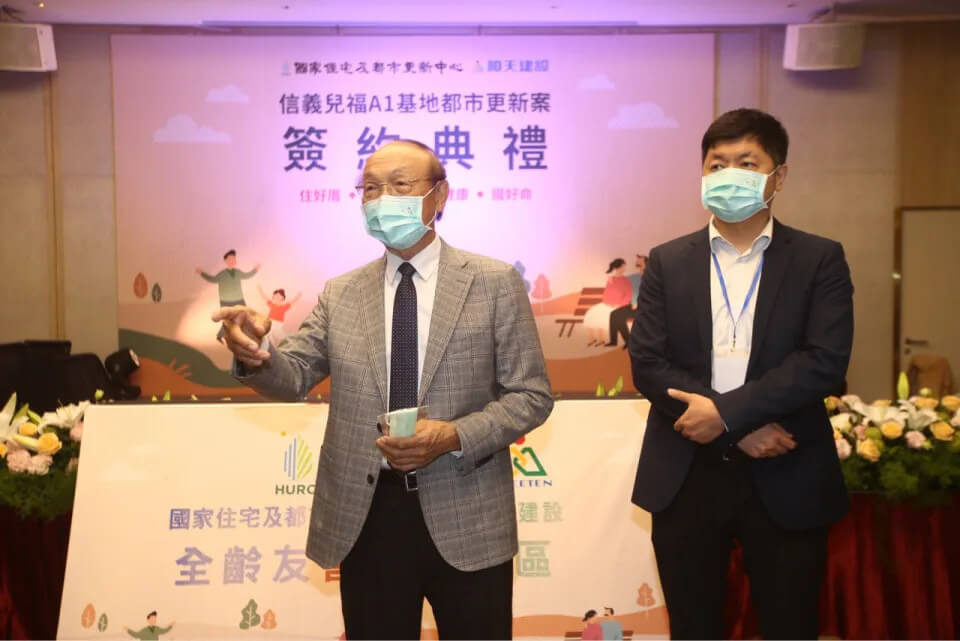 順天建設董事長柯興樹(左)與兒子順天建設董事長特助柯啟新(右)連袂出席簽約典禮