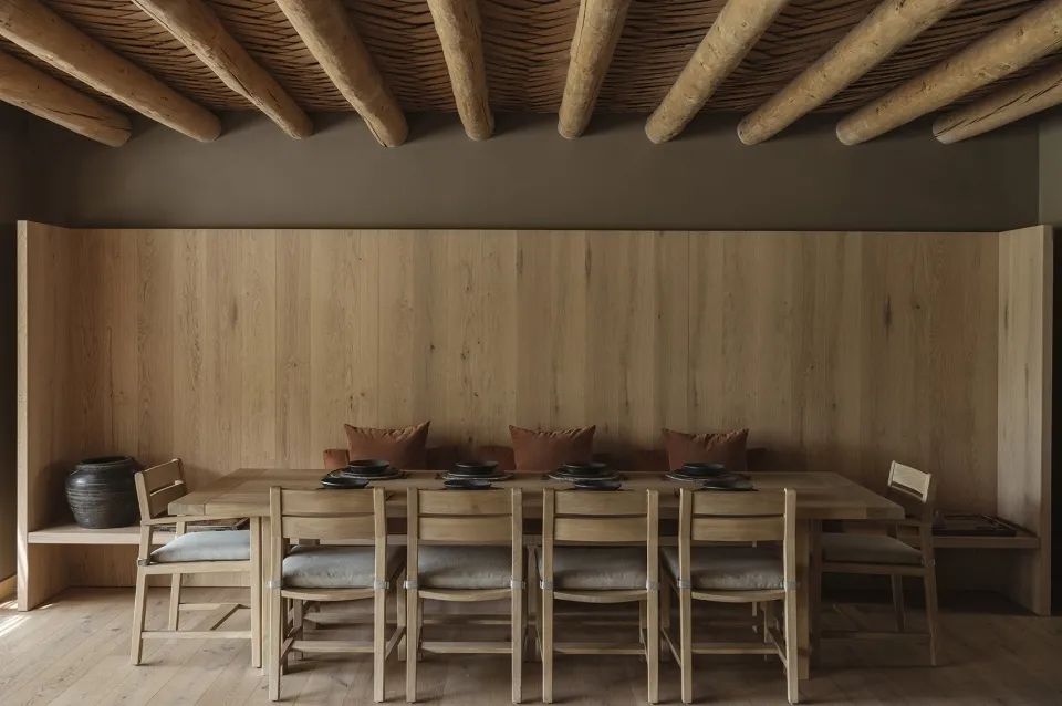 餐廳搭使用木桌椅，搭配木板牆，呈現溫馨質感　墨西哥住宅Casa Tres Árboles／dıreccıon