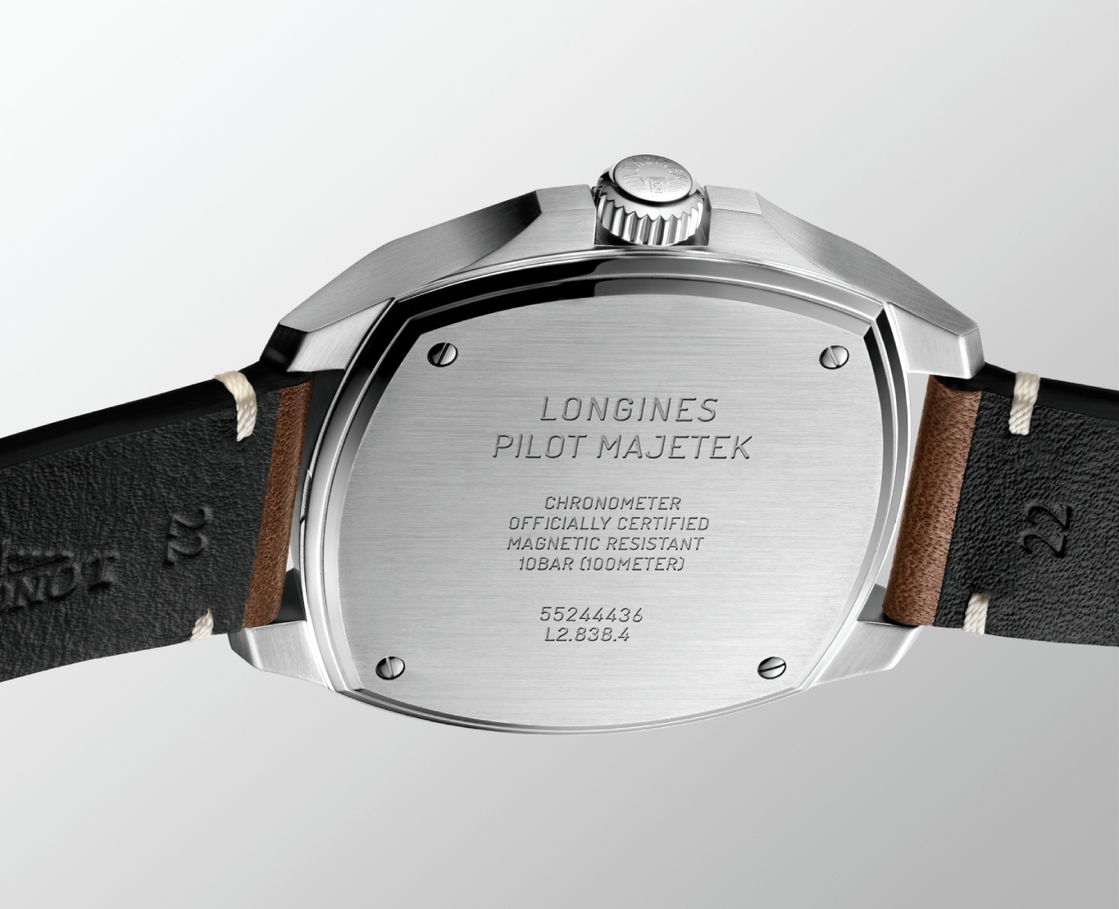 封閉式後底蓋並刻有橫式Longines與Pilot Majetek字樣，相當特別。圖／Longines提供