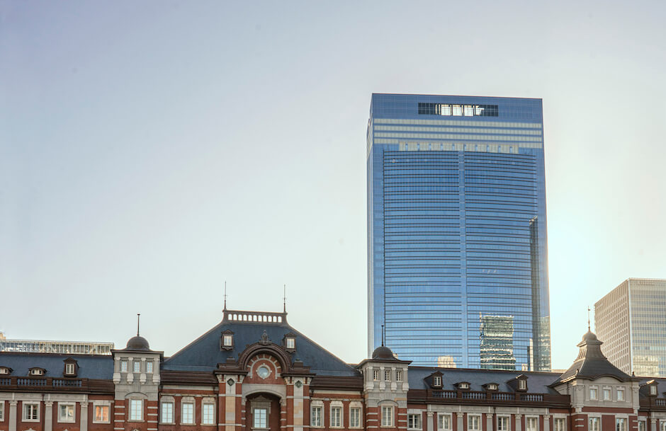 東京寶格麗酒店 Bulgari Hotel Tokyo所在的東京中城八重洲大樓，由三井不動產集團持有並經營，除了佔據高樓層的東京寶格麗飯店之外，樓內也規劃了多功能辦公室與零售商店樓層等。置身位在40樓至45樓的飯店內，東京城市天際線盡收眼底，且向下俯瞰即為百年皇居，遠眺就是富士山景，視野絕佳