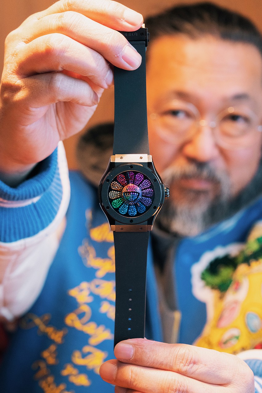 村上隆與HUBLOT（宇舶錶）第三次合作設計的全黑經典融合腕錶，錶盤有一個由寶石製成的多色花圖案