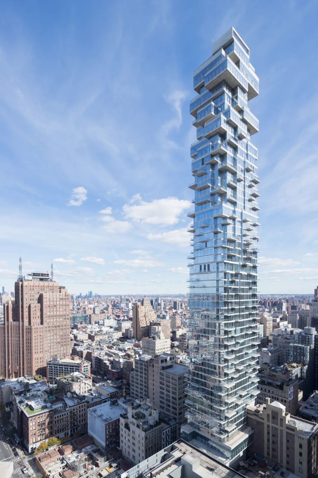 瑞士建築師 Herzog & de Meuron ，打破了呆板的傳統立面，以不規則堆疊方塊的方式，在紐約設計其第一幢摩天集合住宅「56 Leonard Street 」，被Curbed紐約網站評為過去十年來紐約市最為重要的十座建築之一