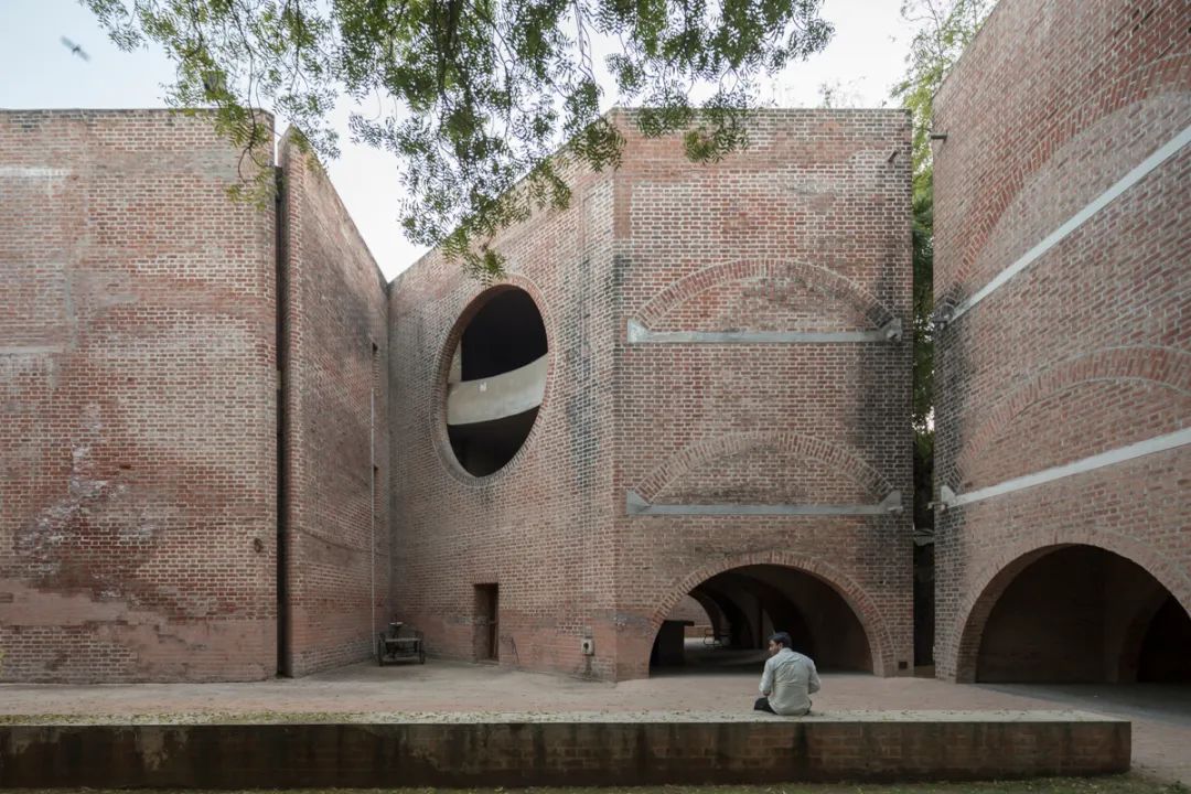 美國建築師Louis I. Kahn在1971所設計的印度艾哈邁達巴德 IIM 建築群也於近期宣佈拆除計畫