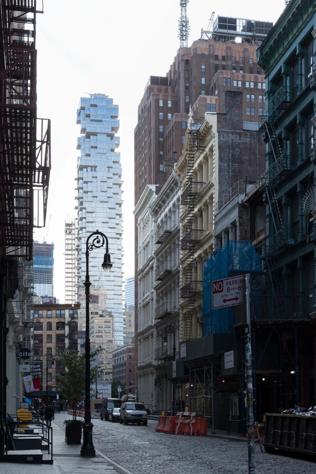 56 Leonard 位於紐約曼哈頓下城著名的時尚文化街區翠貝卡區(TriBeCa)南邊,830英呎的高度,將成為該區有史以來最高的建築。TriBeCa 的名稱來自曼哈頓一條街名 Triangle Below Canal Street 的縮寫,此街與著名的堅尼街(Canal Street)、西街(West Street)、百老匯(Broadway),以及金融街區維塞街(Vesey Street)構成梯形,故成為豪宅重鎮區