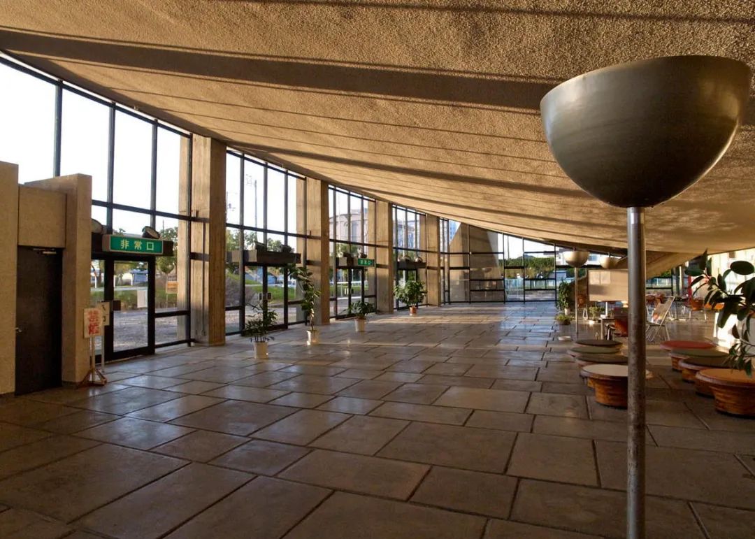 據說丹下健三在設計香川綜合體育館時，曾說過：「讓光線進入建築，就像是讓新鮮空氣流進屋子一樣」。這種對光線的重視，讓香川綜合體育館成為了許多建築師和建築愛好者心中的經典之作