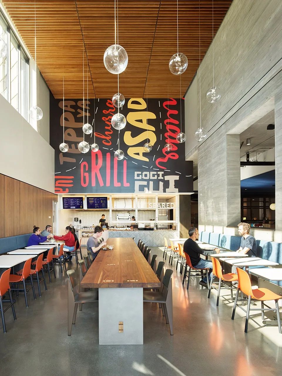 挑高的用餐大廳 華盛頓大學北校區學生餐廳CENTER TABLE University of Washington/Graham Baba Architects