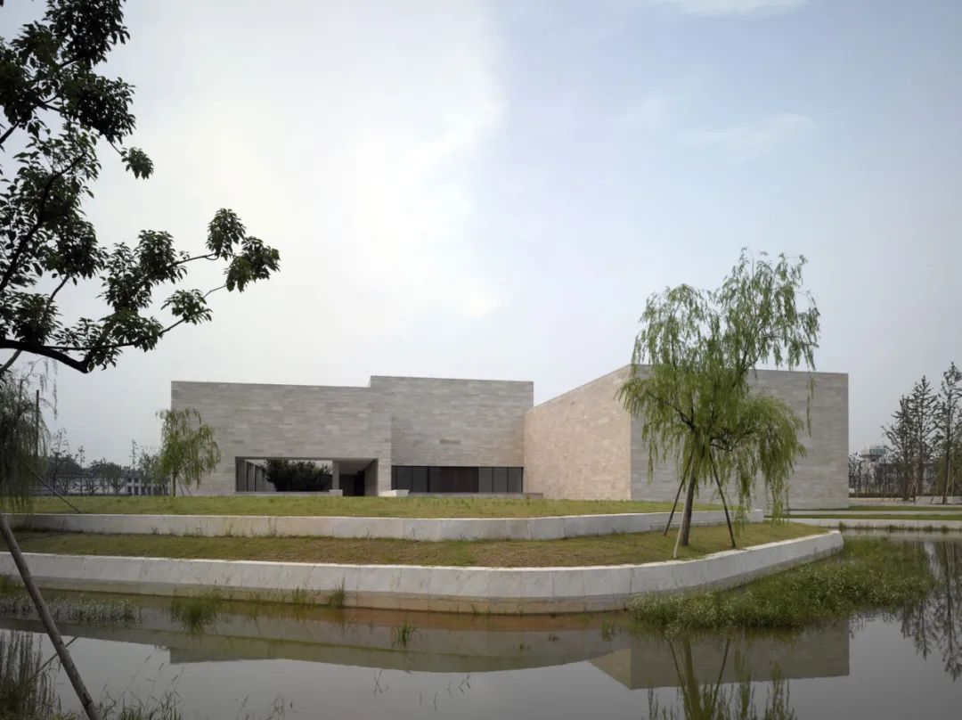 David Chipperfield為良渚文化博物館設計的四個長方體量體,是以寬度相同(18 公尺)但高度不同的方式呈現