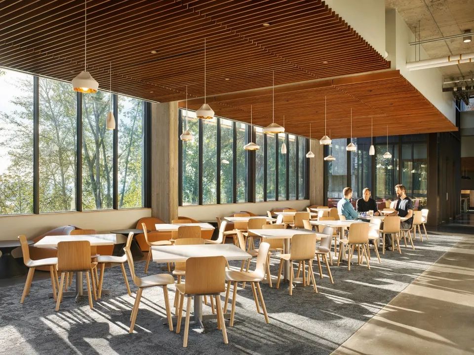 天花板木格柵營造溫暖輕鬆氛圍 美國華盛頓大學北校區學生餐廳CENTER TABLE University of Washington/Graham Baba Architects