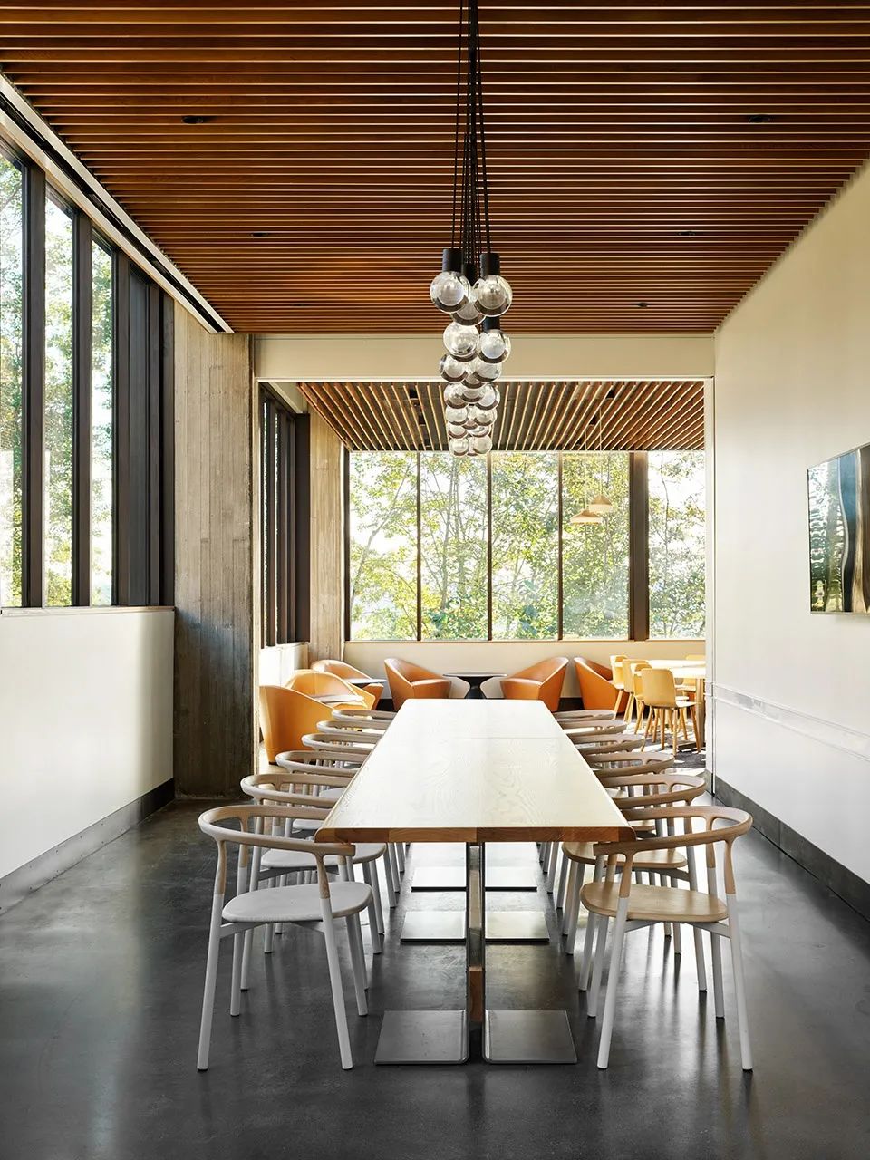 豐富的座位類型 美國華盛頓大學北校區學生餐廳CENTER TABLE University of Washington/Graham Baba Architects
