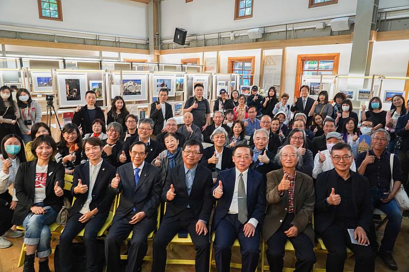 「時間行囊建築心:傅朝卿教授著作、手稿與鏡頭中的建築世界 」特展2023年3月25日至4月16日於國立臺灣博物館南門館小白宮展出,文化部常務次長李連權、國立臺灣博物館長洪世佑、財團法人成大建築文教基金會代表建築師陳柏森、成功大學藝術中心藝術長馬敏元、連江縣政府文化處長吳曉雲、臺灣建築學會理事長曾光宗等建築界、學界貴賓出席