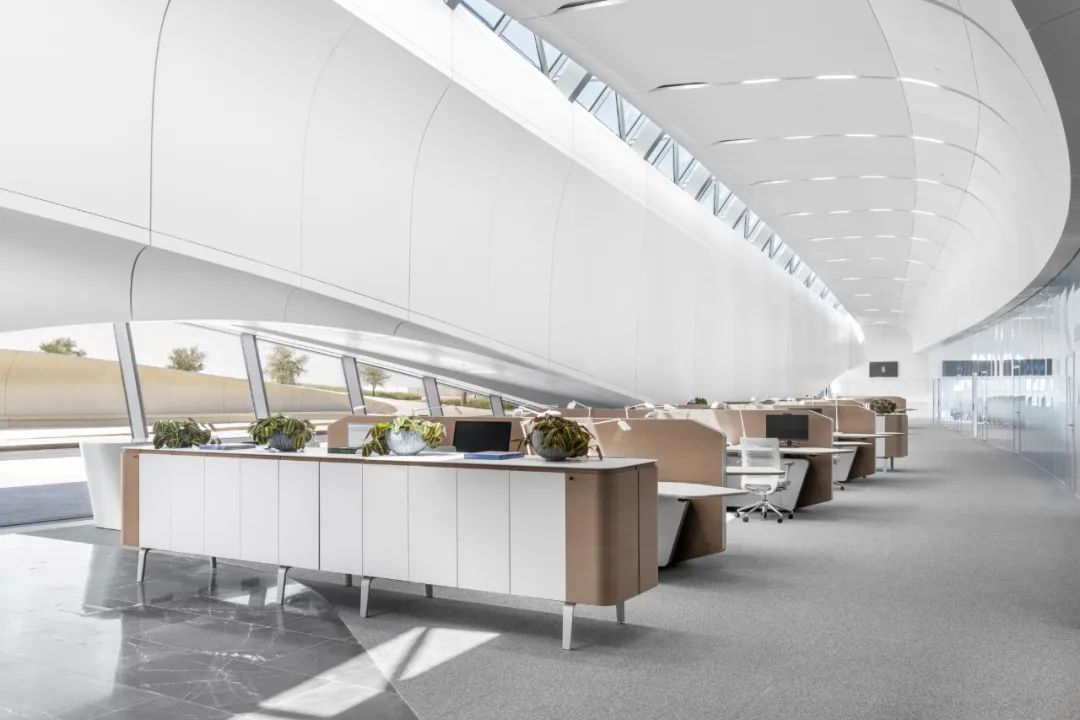 除了開放的辦公空間,ACPV ARCHITECTS 還為 BEEAH 新總部大樓的會議場所、自助餐廳和行政套房挑選並佈置了傢俱
