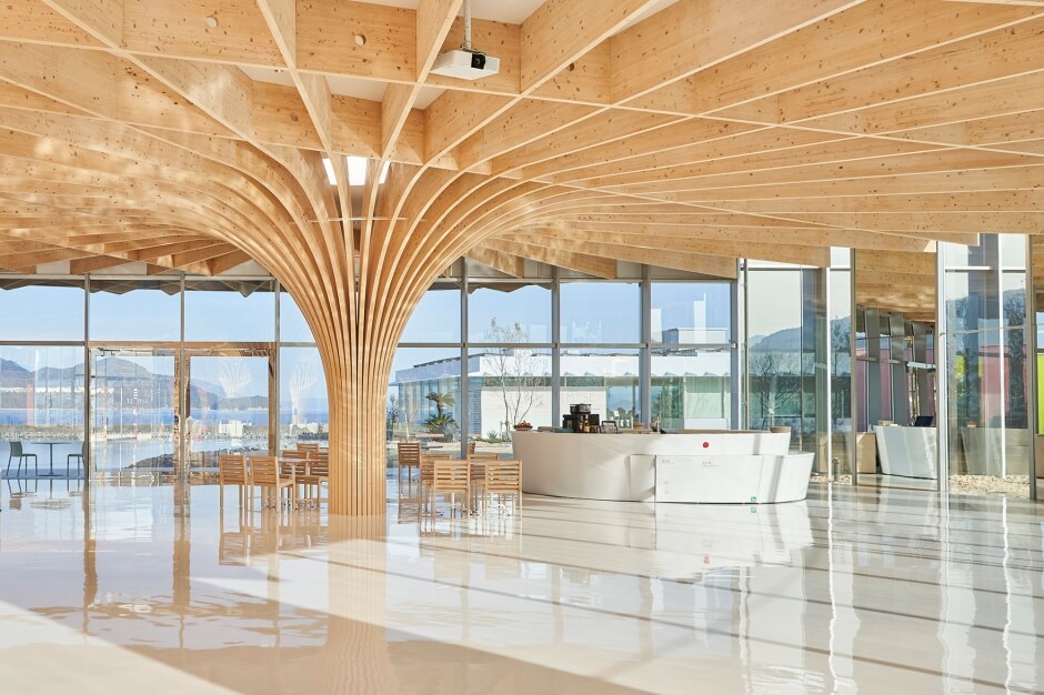 位於博物館的咖啡廳，可供您欣賞瀨戶內海的寧靜景色。除了以瀨戶內水果為主的甜點外，還提供三明治等輕食，以及咖啡、紅茶等飲品供您品嚐。在此放鬆身心，享受美食和美景的同時，度過悠閒愜意的時光