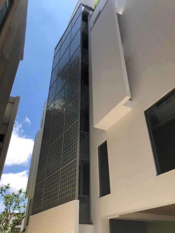 側立面之玻璃磚牆 翠弄堂/吳武易 元根建築工房