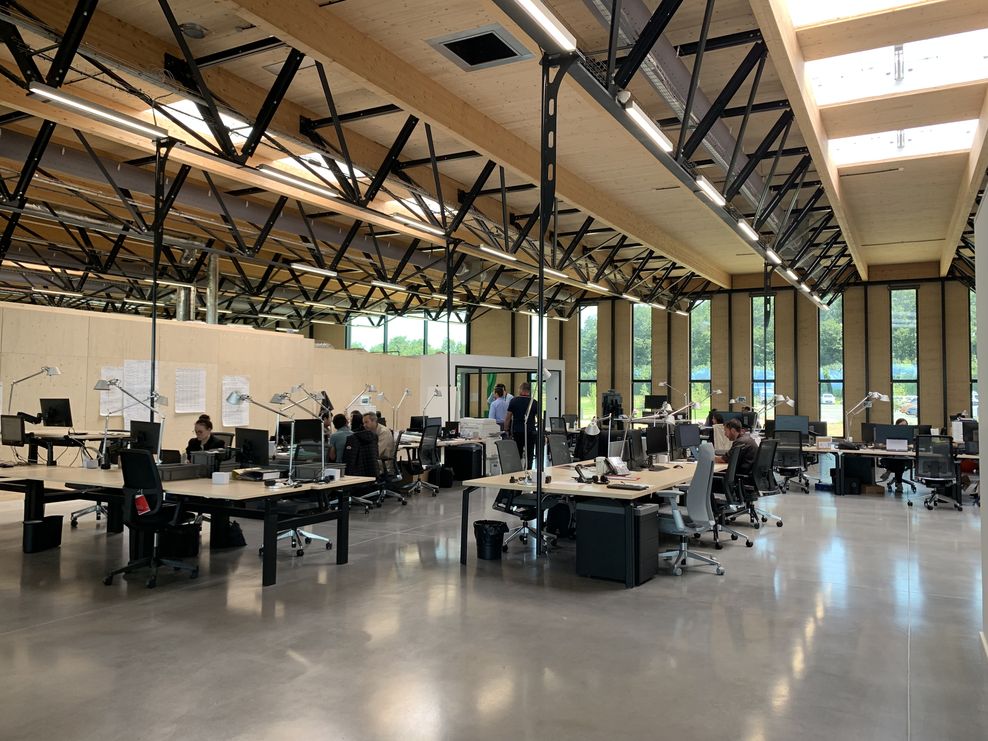 法國Louis Vuitton 2 ( Ateliers 1, 2, 3 )皮革製品製造工廠內內的辦公室，上方結合自然採光，木構的挑高空間讓員工置身其中相當舒適