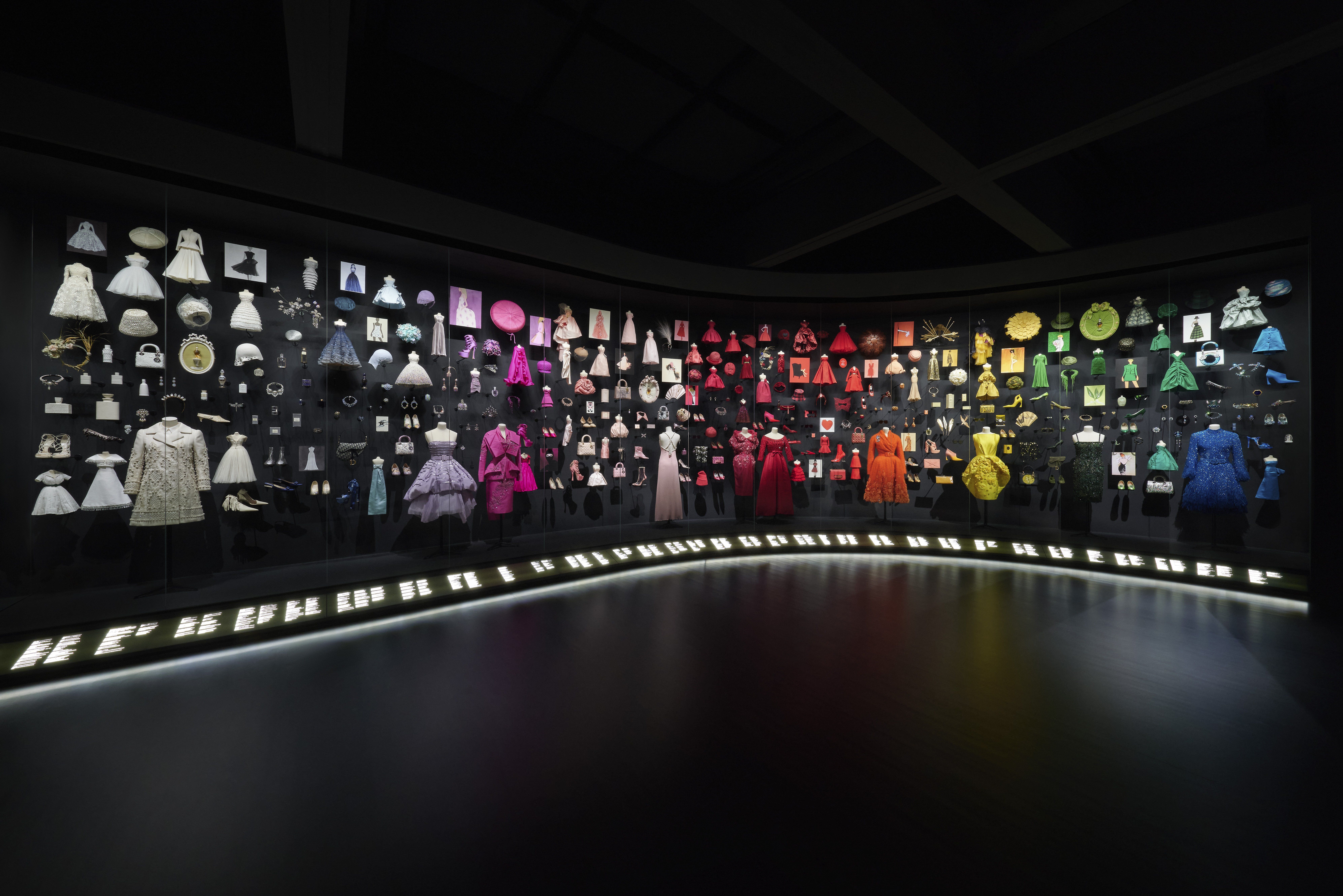五彩繽紛的珍奇的陳列櫃的Colorama可說是色票控天堂，將所有經典的Dior 服裝與配件以迷你狀態呈現，透過 Joël Andrianomearisoa 的作品，重申Dior配件扮演的重要角色，包含化妝品、香水、以及 Stephen Jones 的帽飾。 並利用各種配色展現出迷人而壯觀的展覽空間，也表現出品牌對於色彩的多變與精準掌控度