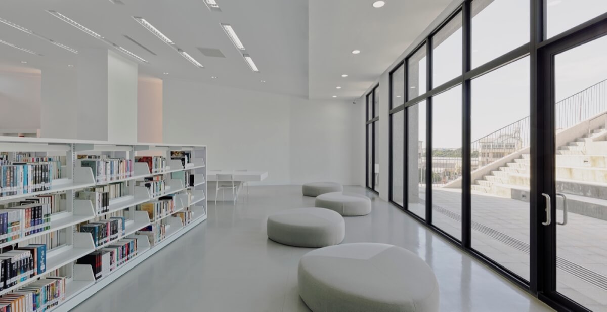 圖書館的頂樓是一個特殊的空間,不僅可以俯瞰整個校園和周遭的景色,更有多樣的閱讀和學習空間。「多機能教室」和「青少年閱讀區」在設計上與一般閱讀區稍作區隔,以降低噪音和分散人流,提供更安靜的學習環境