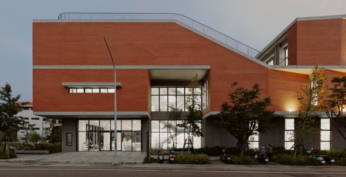 為了讓人們可以專注於閱讀和思考，洪大為建築師事務所在臺中市立圖書館上楓分館的設計中運用了豐富的光線、空間和材料，讓使用者可以感受到空間和環境的細微變化