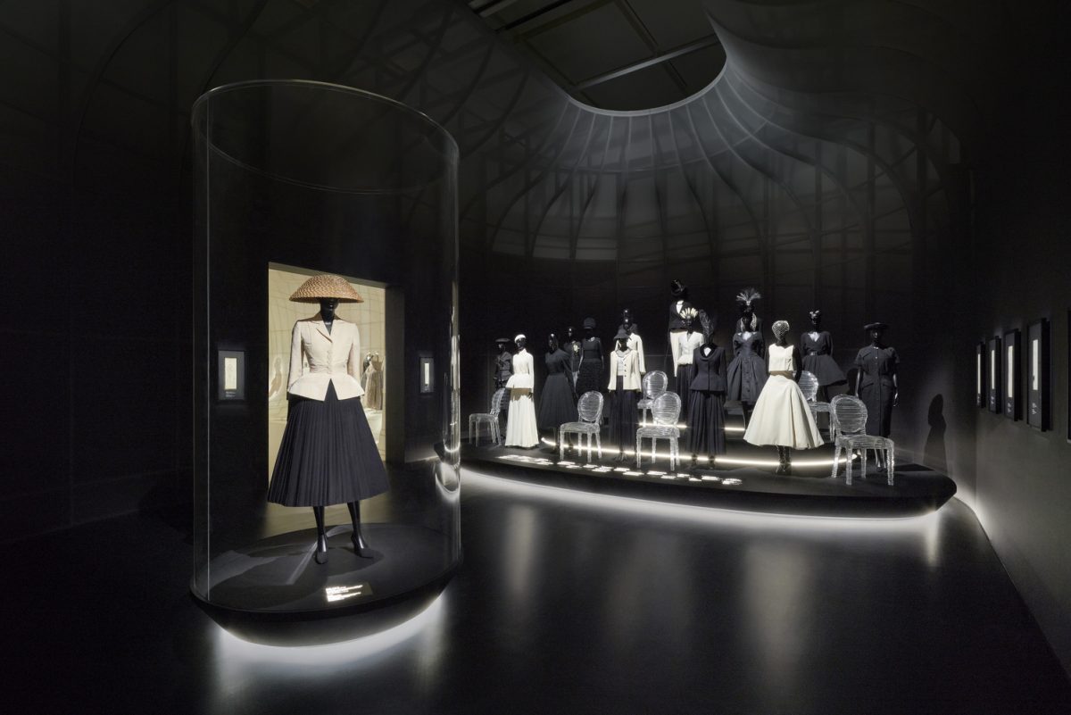 《Christian Dior: Designer of Dreams》展覽以 Christian Dior 對藝術的熱愛作為開場序曲，接著可以看到品牌最經典的 New Look 象徵 ── Bar Jacket。其中包含了創辦人迪奧先生第一件打造的經典Bar Jacket，白色收腰設計經典外套，以精緻工藝剪裁呈現強調女性腰部曲線的服裝輪廓，搭配豐盈的A字裙，到現在已經超過半個世紀，依樣仍然歷久彌新