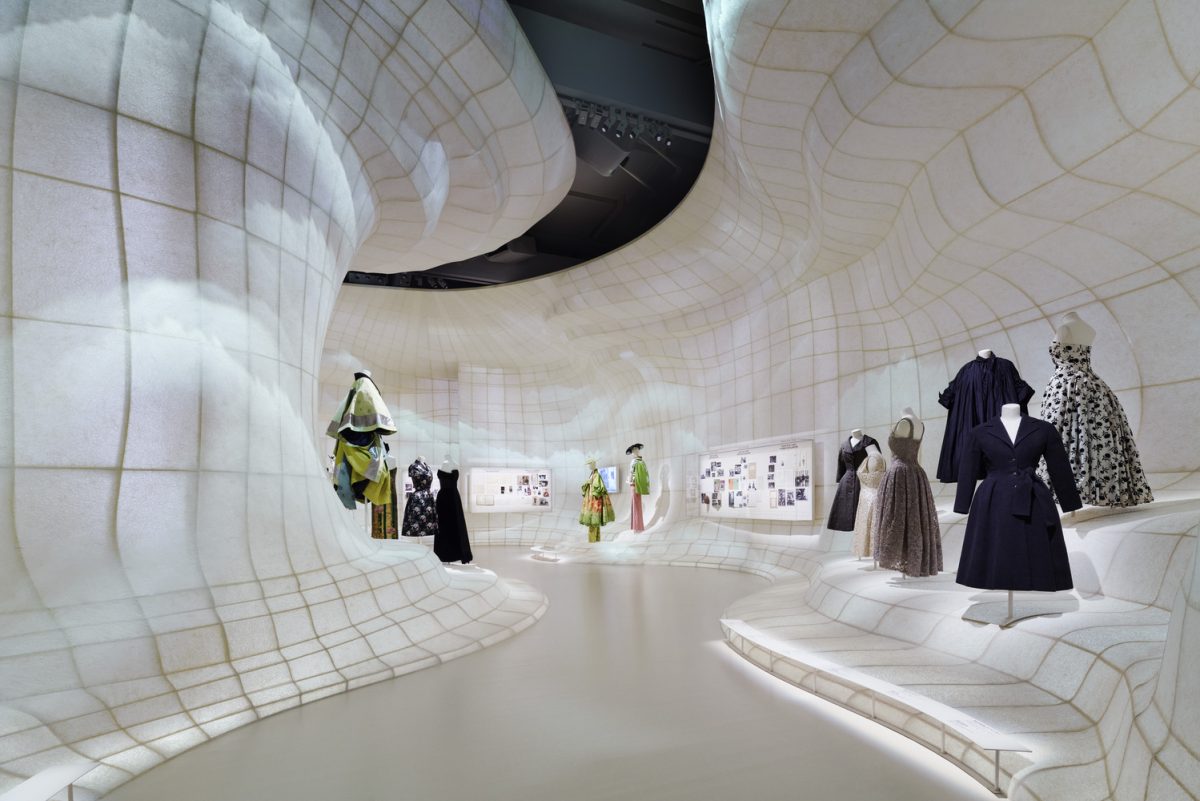 充滿日式美學風格的展間是《Christian Dior: Designer of Dreams》東京展覽最大特色之一，利用全新的場景敘事除向日本文化致敬，除了充滿和風意境的空間，宛如櫻花飄落的投影讓場景更富有詩意