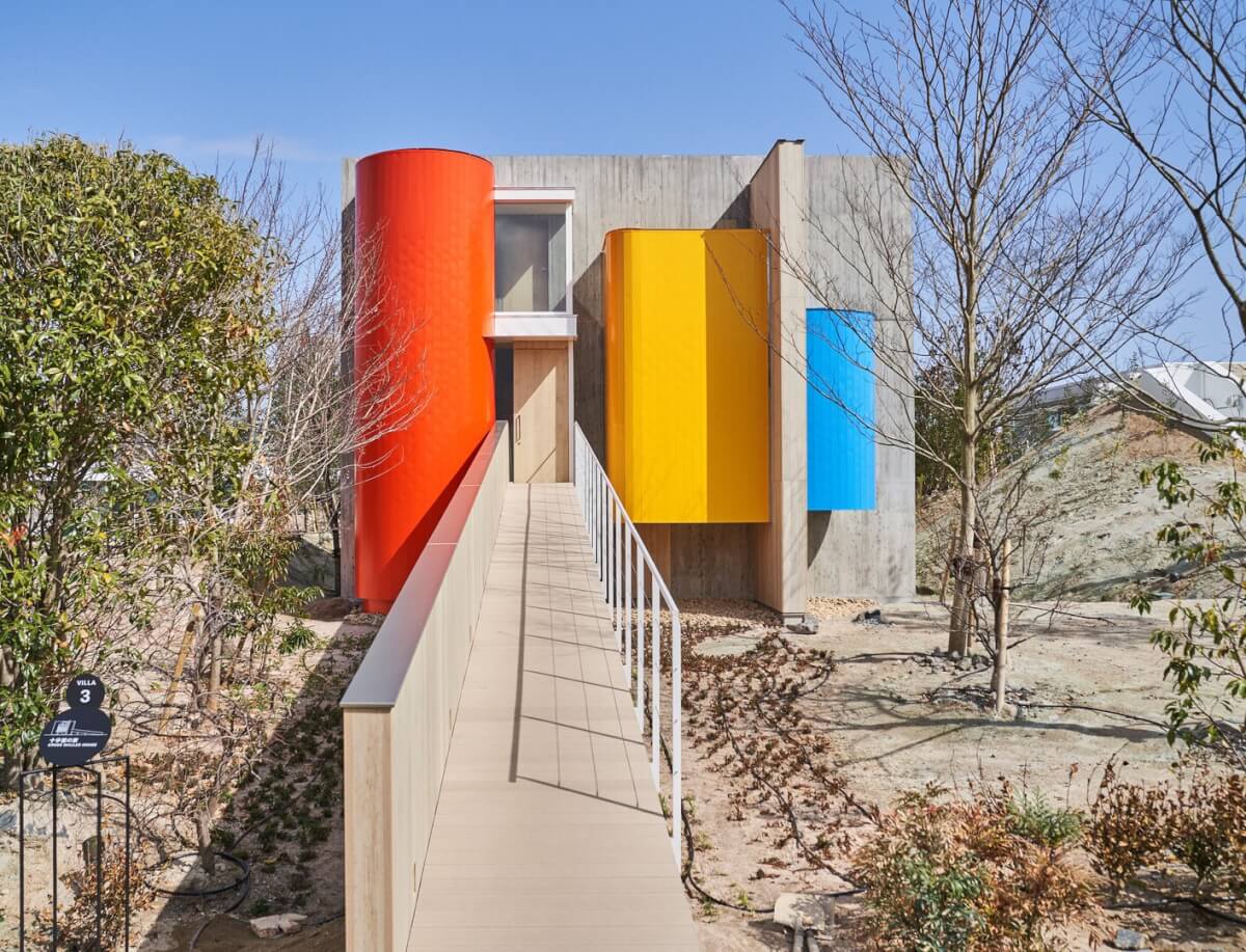 坂茂為Simose Art Garden Villa設計的新作品「十字壁の家」，利用兩面交叉的牆作為支柱，並將部分牆面向上浮起，創造出三層樓高的居住空間