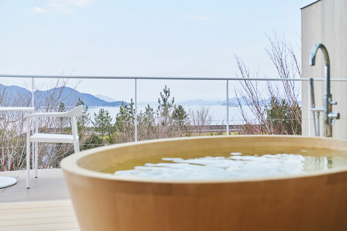 「十字壁の家」三樓浴室設有檜木浴缸，泡湯時可以飽覽廣島灣的美麗海景
