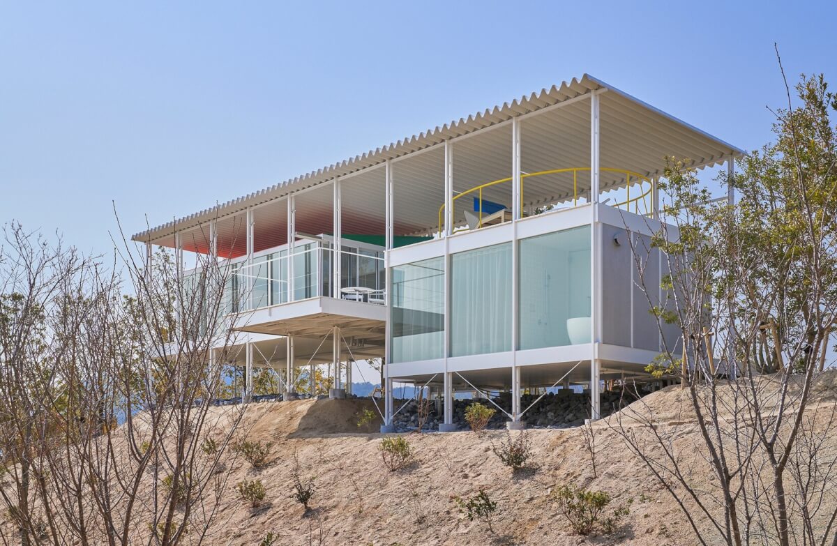 「雙層屋頂之家」是一間由坂茂於1993年所設計，位於山中湖傾斜地上的建築，現在已被重新改造成為別墅