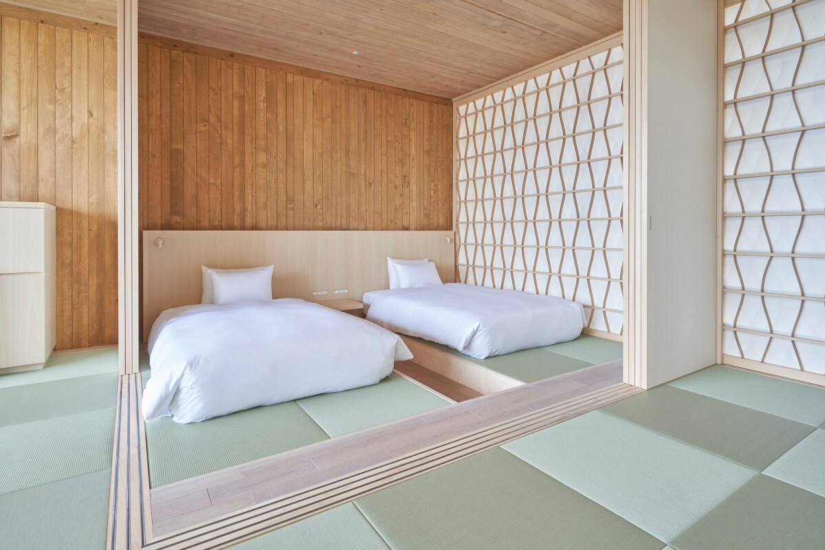 Kielsteg之家的E棟內部，室內空間完全使用榻榻米，臥室以推拉門與客廳分隔開來，推拉門的特殊圖案呈現現代與傳統兼容的日式美學