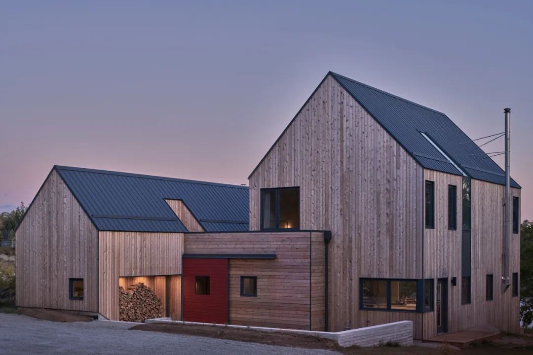 The Monocular House 是一座位於加拿大切斯特灣的木構住宅，由 RHAD Architects 設計。住宅的面積為 256 平方米，於 2020 年完工。RHAD Architects以「單眼望遠鏡」的概念來規劃住宅，將基地上的壯觀海景完美地框定在其中