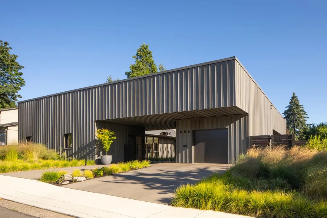 業主想要在草地附近建造一座住宅，並尊重「Madison Meadow」的特色，以及它能為整個社區帶來的更大價值。同時，業主希望全家的生活方式能夠更緊密地接觸社區與其代表性的景觀